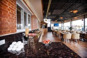 un ristorante con bar con tavoli e sedie di Hotel Vistara a Kathmandu