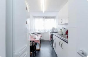 Η κουζίνα ή μικρή κουζίνα στο Nice room in Battersea Park Zone 1 +4 φωτογραφίες