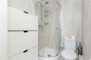 Ένα μπάνιο στο Nice room in Battersea Park Zone 1