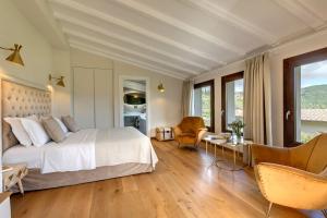 sypialnia z łóżkiem i salonem w obiekcie AMORE RENTALS - Villa Mia w mieście Panzano in Chianti +37 zdjęć