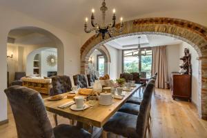 jadalnia z długim stołem i krzesłami w obiekcie AMORE RENTALS - Villa Mia w mieście Panzano in Chianti