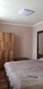 Voodi või voodid majutusasutuse Cozy Hotel in Bakuriani toas