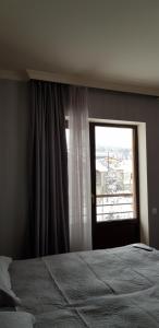 Voodi või voodid majutusasutuse Cozy Hotel in Bakuriani toas