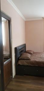 Voodi või voodid majutusasutuse Cozy Hotel in Bakuriani toas