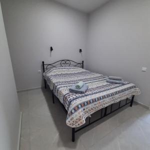 a bed with two towels on it in a room at Weekender guesthouse 4 in K'obulet'i