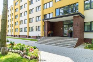 un edificio con scale di fronte a un edificio di MALŪNO Cozy Corner SELF CHECK-IN a Klaipėda