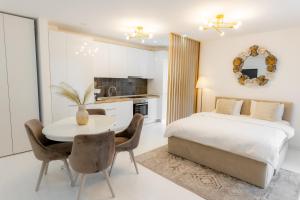 a bedroom with a bed and a table and chairs at Studio Vivo Residence in Baia Mare