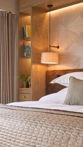 Ένα ή περισσότερα κρεβάτια σε δωμάτιο στο Brook Lane Hotel