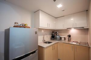 Uptown BGC Luxury 1br Suite with Fast Wifiにあるキッチンまたは簡易キッチン