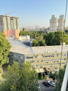 Nespecifikovaný výhled na destinaci Dušanbe nebo výhled na město při pohledu z apartmánu