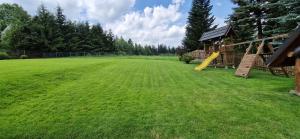 Vonkajšia záhrada v ubytovaní Domek z kominkiem Pod Limbą