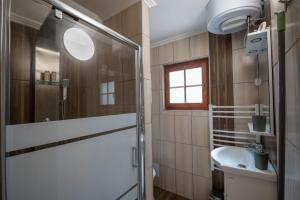 Koupelna v ubytování Kövirózsa Vendégház + 37 fotografií