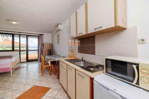 Kuchyň nebo kuchyňský kout v ubytování Apartments in Crikvenica 39180 + 37 fotografií