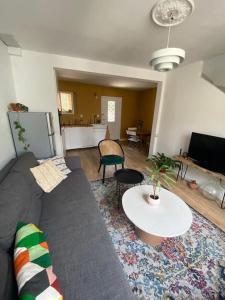 a living room with a couch and a table at Maison de village la digue in Fabrègues
