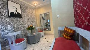 una stanza con sedie e una foto di un uomo di Riad Makech a Marrakech