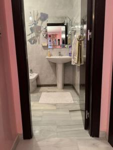 Et badeværelse på Le Petit Riad Coeur du centre de Tanger Corniche