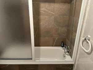 Et badeværelse på Le Petit Riad Coeur du centre de Tanger Corniche + 38 billeder