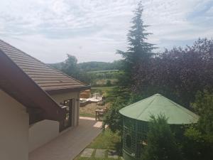 a view of a garden from a house at Studio spacieux, route des vins in Rosheim