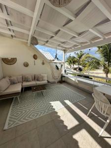 Baie NettleにあるLOFT Côté mer Nettle Bay Beach Clubのソファとテーブルのあるリビングルーム