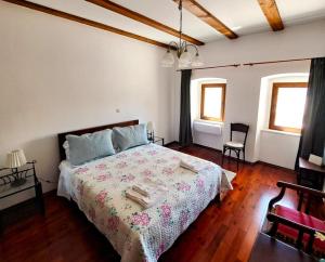 ein Schlafzimmer mit einem großen Bett und Holzböden in der Unterkunft Villa Bartola in Grižane