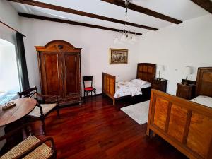 ein Schlafzimmer mit zwei Betten und einem Tisch und Stühlen in der Unterkunft Villa Bartola in Grižane
