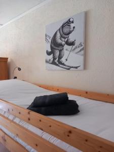 un letto con l'immagine di un orso sul muro di Charmant Studio Le Lioran - Tour Sumène a Laveissière