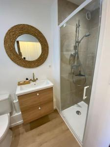 a bathroom with a sink and a shower with a mirror at Appart cosy Carnon-plage in Mauguio +31 photos