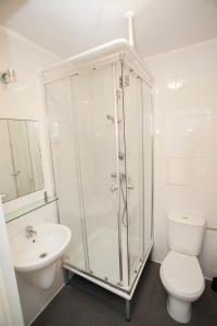 Un baño con ducha, inodoro y lavabo. en Klimczoka 6, en Katowice 34 fotos más