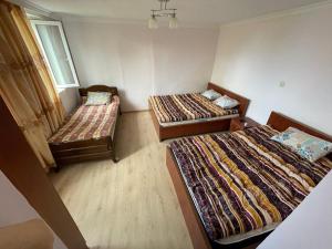 two beds in a small room at Bata Apartment in Sarpi