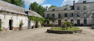 a courtyard in a castle with two buildings at Haras de la Ressée in Agnez-lès-Duisans