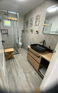 y baño con lavabo negro y ducha. en Vila Dani&Marina, en Porumbacu de Sus 24 fotos más