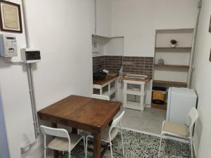 a small kitchen with a wooden table and chairs at Nonna Nunzia Affitti Brevi in Rignano Garganico