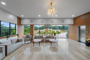 TumkūrHotel GSR Tumkur的带沙发和桌子的客厅