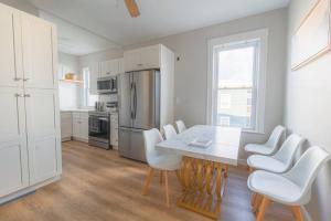 Η κουζίνα ή μικρή κουζίνα στο Charming 4 BDR - Walk to Downtown & Free parking!