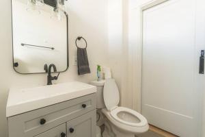 Ένα μπάνιο στο Charming 4 BDR - Walk to Downtown & Free parking! +17 φωτογραφίες