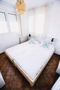 Postel nebo postele na pokoji v ubytování Loredo Surf House