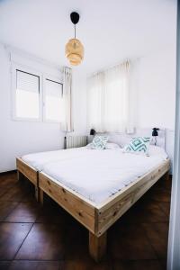 Postel nebo postele na pokoji v ubytování Loredo Surf House