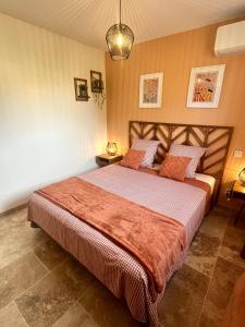 Postel nebo postele na pokoji v ubytování Le Clos de L'Oliveraie - Appartements de charme avec piscine proche d'Uzès