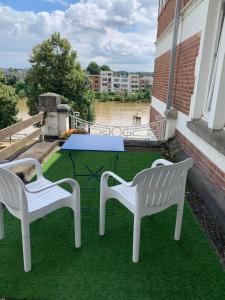 Swimming pool sa o malapit sa Studio vue sur Meuse