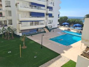 Bazén v ubytování PUERTO ESTEPONA nebo v jeho okolí
