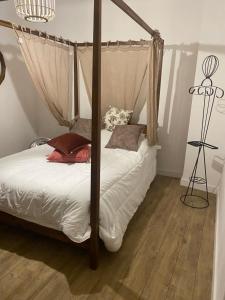 Postel nebo postele na pokoji v ubytování Bel appartement en plein cœur de Carpentras