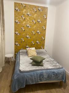 Postel nebo postele na pokoji v ubytování Bel appartement en plein cœur de Carpentras + 2 fotografie