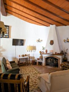 un soggiorno con divano e camino di Casa de São Cucufate - Casa de Campo a Vila de Frades Altre 14 foto