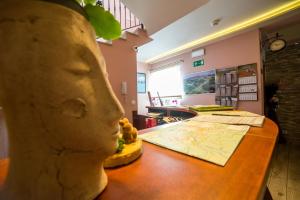 a bust of a head sitting on a desk at Pensjonat PANORAMA in Karpacz