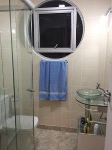 ein Badezimmer mit Glasdusche und Waschbecken in der Unterkunft Studio pé na areia Pereque - Açu in Ubatuba