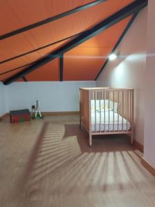 a room with a crib in a attic at El Campanario. Villoria (Salamanca). in Villoría