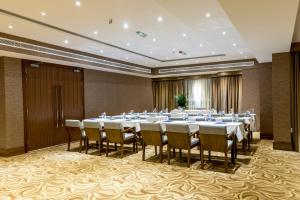 uma sala de conferências com uma mesa longa e cadeiras em Hawthorn Extended Stay by Wyndham Abu Dhabi City Center em Abu Dhabi