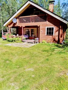 a log cabin with a picnic table in the yard at Lapikas in Kallo