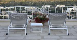 2 sedie e un tavolo sul balcone di Dimora di Mezzo a Castro di Lecce