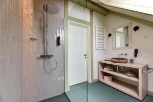 阿尼克什奇艾Palaima Hotel Anykščiai的带淋浴和水槽的浴室
